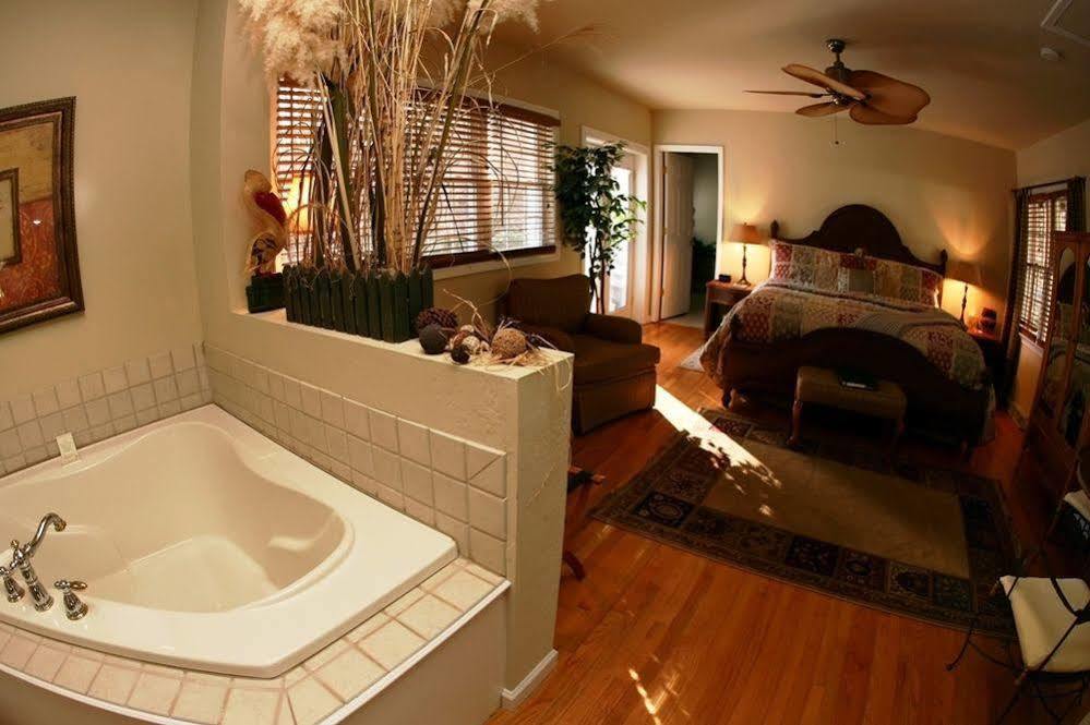 Bed & Breakfast The Yellow House On Plott Creek 4*