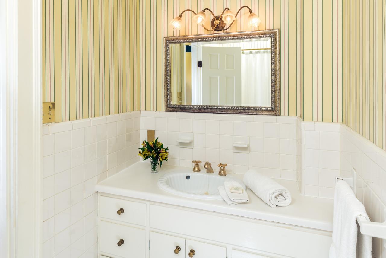 The Yellow House On Plott Creek Bed and breakfast